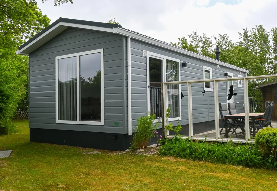 Chalet Vero di Mare met terras op park Klein Vaarwater