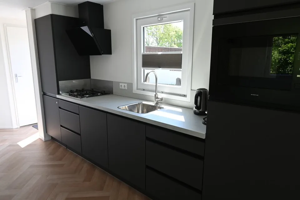 Open keuken met vaatwasser en combimagnetron