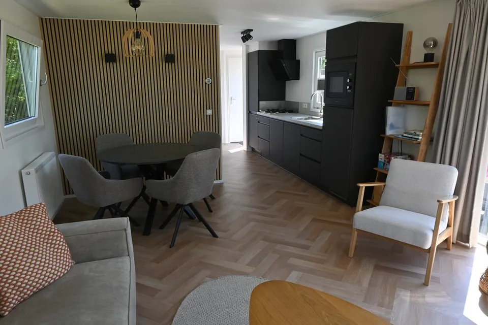 Woonkamer en open keuken