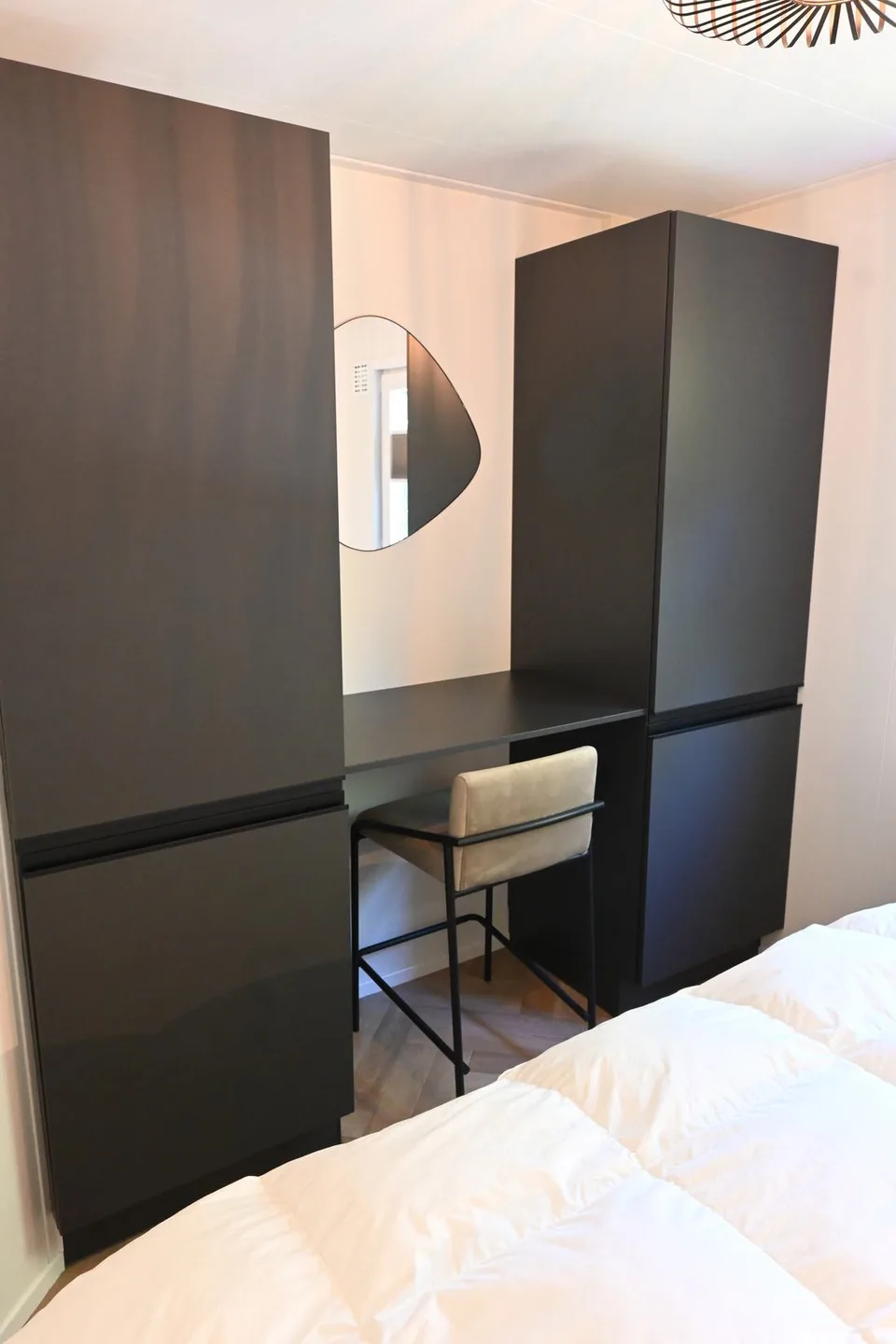 Kastenwand met werkplek in de slaapkamer