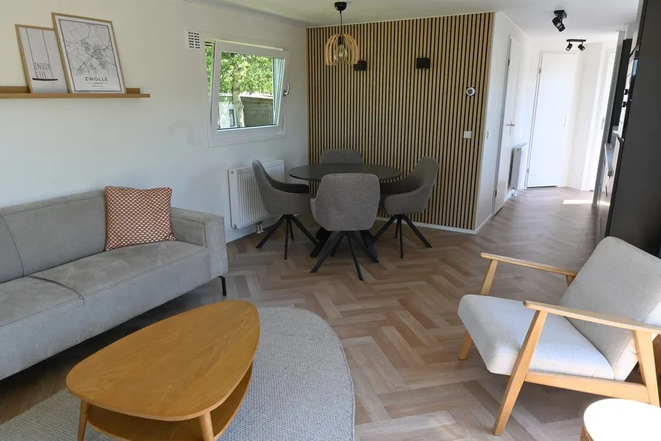Woonkamer met zithoek en eettafel
