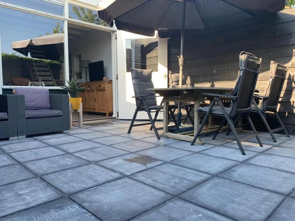 Zonnig terras grenzend aan de woonkamer