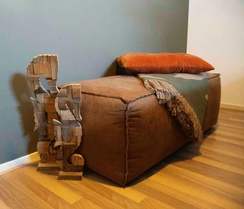 Leren poef met houten kunstobject
