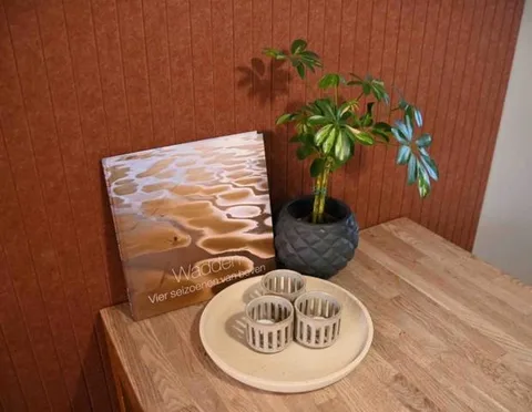 Fotoboek en waxinelichtjes op de tafel