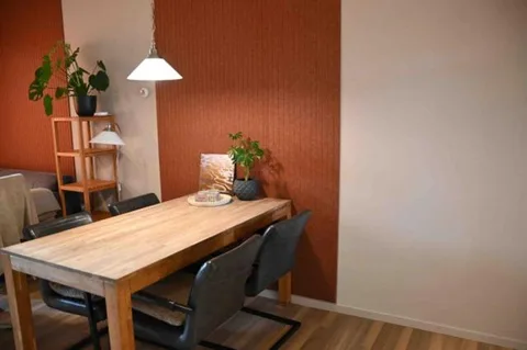 Eettafel voor vier bij terracotta wand