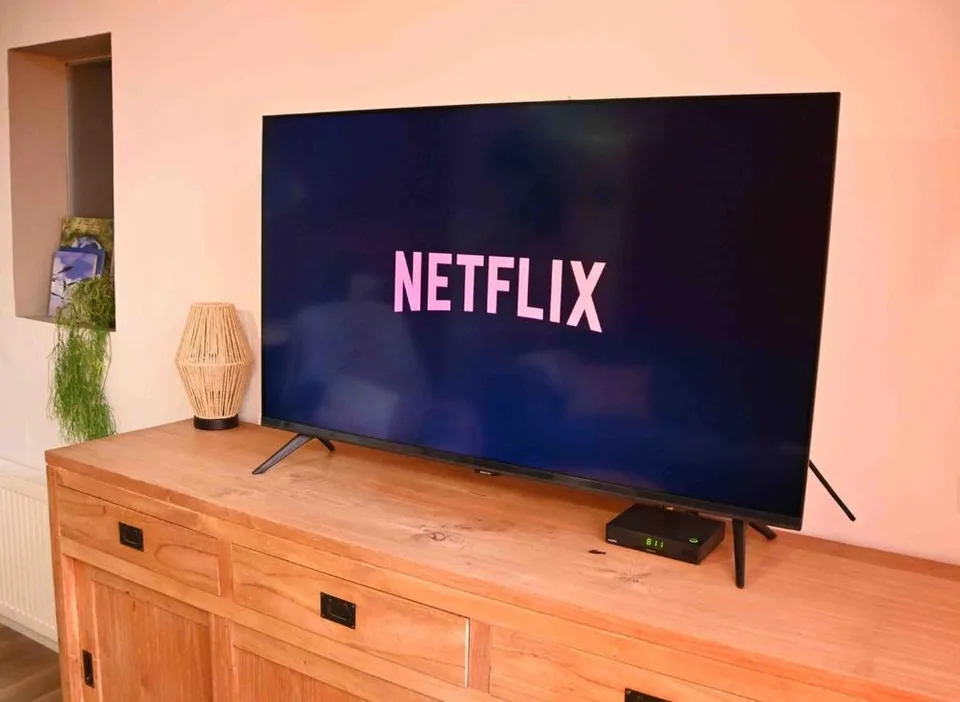 Grote smart-tv op dressoir
