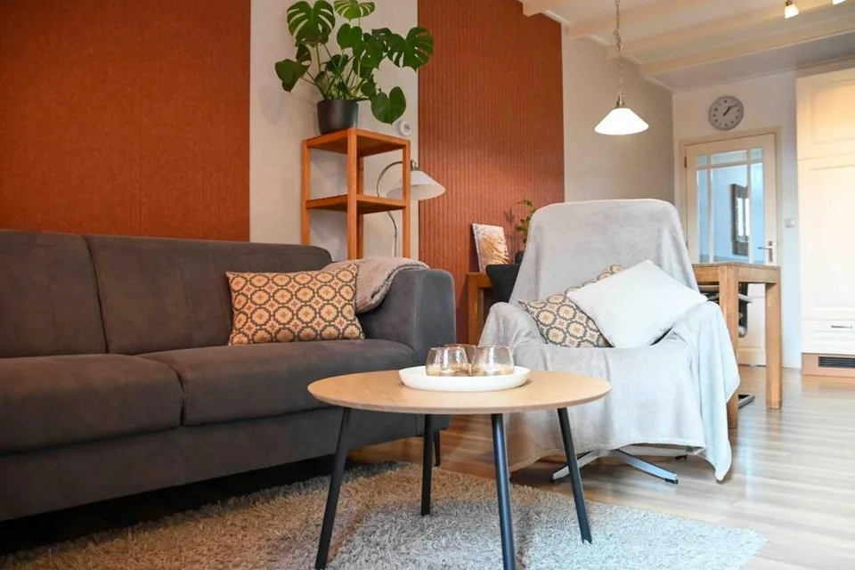 Comfortabele bank en fauteuil in de woonkamer
