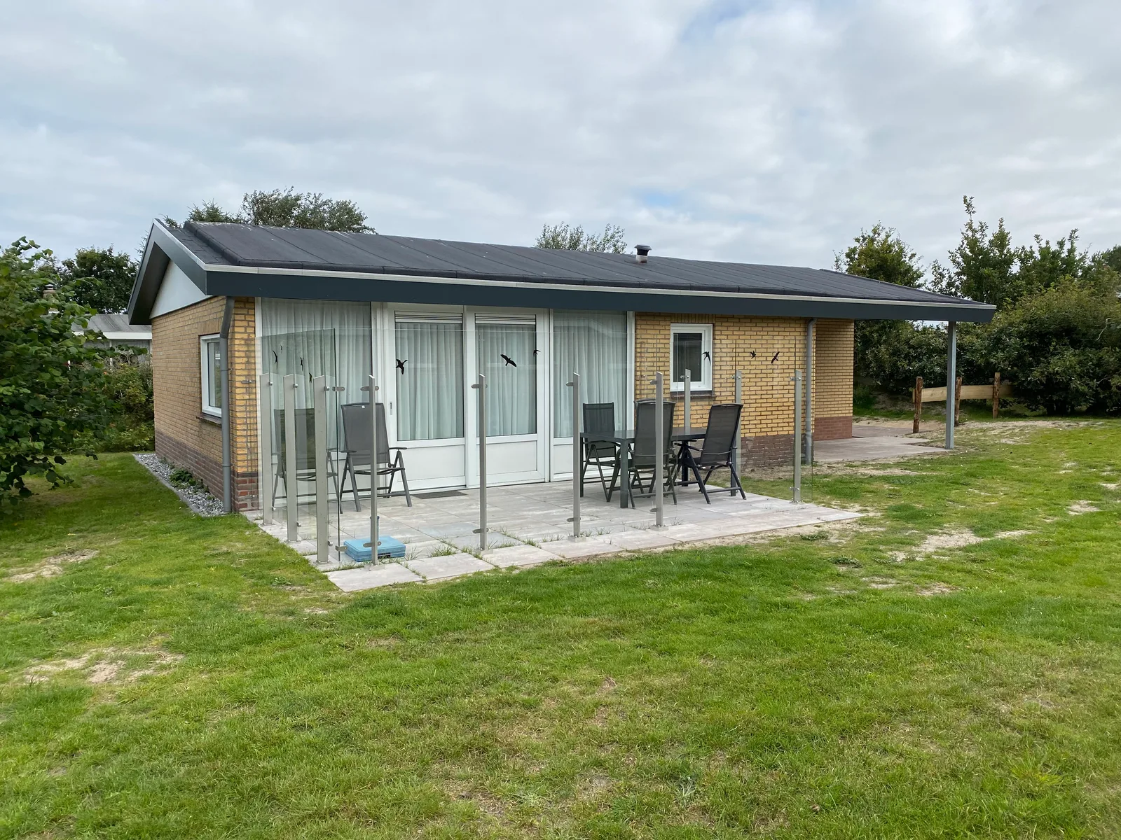 Ruime bungalow vrij gelegen