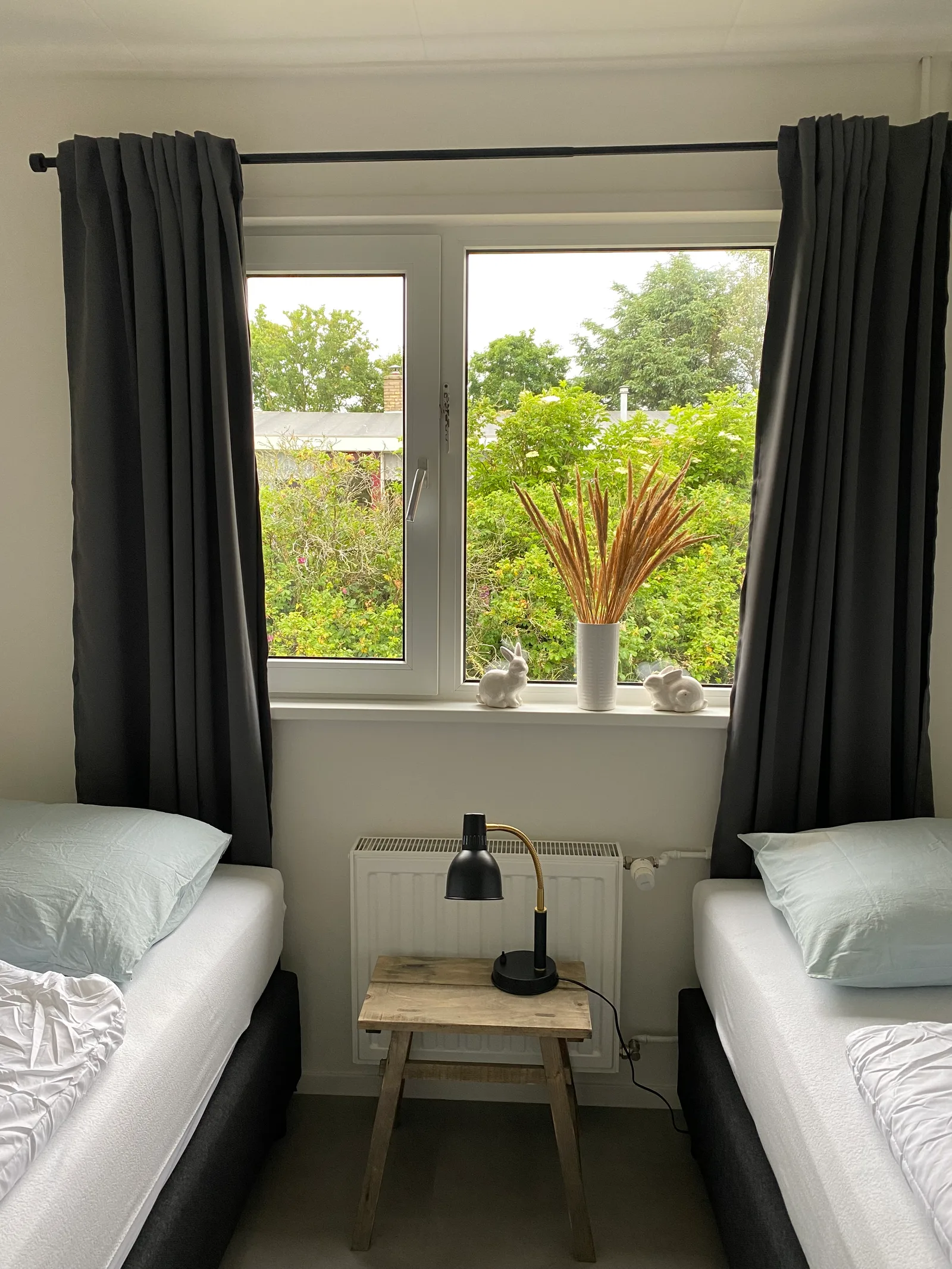 slaapkamer met 2 losse bedden