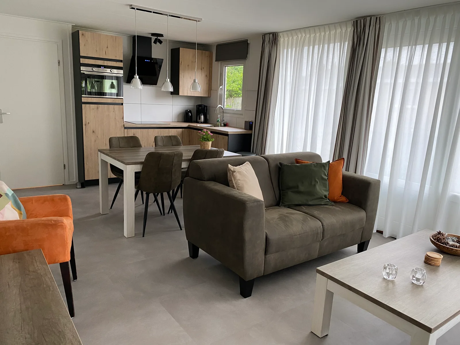 Woonruimte met open keuken